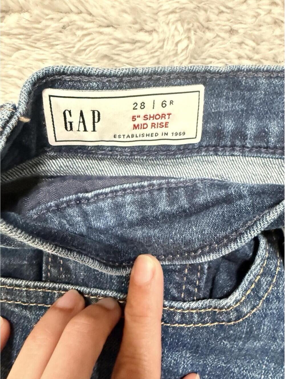 Gap Women's Mid-Rise 5" Denim Dark Wash Blue Shorts Size 6/28 - Picture 3 of 16